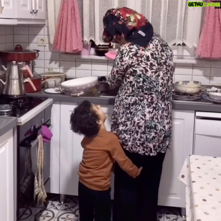 Yasemin Sakallıoğlu Instagram - Annelerin işi neden bitmez😂