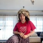 Yasemin Sakallıoğlu Instagram - 2 evde spor videosu izleyip gaza gelen kadın😂 #challenge