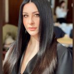 Yasemin Sakallıoğlu Instagram – Bir kadın bin yüz’dür benim için. Sola kaydırdığınızda içimdeki diğer kadınları göreceksiniz. @allmagazine dergisinde size şahane bir röportaj bıraktım. Hiç düşünmeden tek seferde cevapladığım o sorularla evinize konuk olmak istiyorum. Derginin kapağında da yazdığı gibi “En zoru kendimi aşmaktı” ❤️