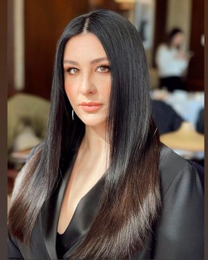 Yasemin Sakallıoğlu Instagram - Bir kadın bin yüz’dür benim için. Sola kaydırdığınızda içimdeki diğer kadınları göreceksiniz. @allmagazine dergisinde size şahane bir röportaj bıraktım. Hiç düşünmeden tek seferde cevapladığım o sorularla evinize konuk olmak istiyorum. Derginin kapağında da yazdığı gibi “En zoru kendimi aşmaktı” ❤️