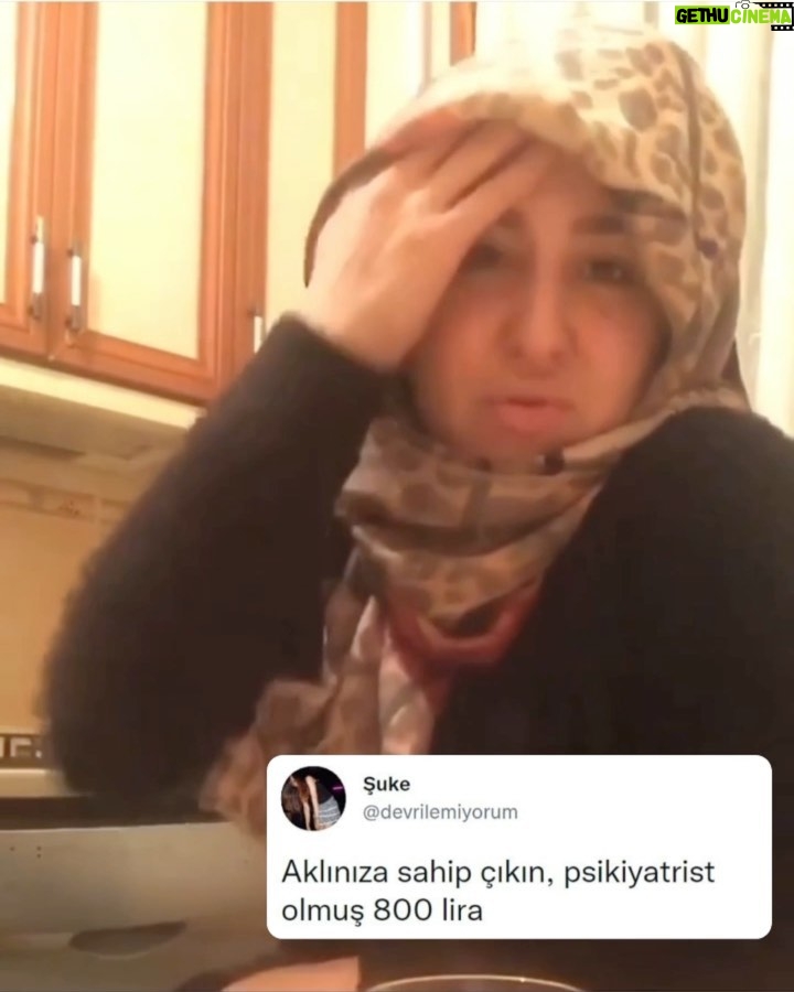Yasemin Sakallıoğlu Instagram - Depresyona girmeye vakit bulamayanlar😂