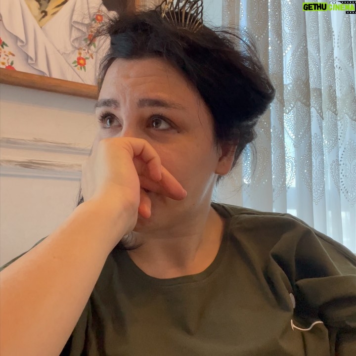 Yasemin Sakallıoğlu Instagram - 1.5 saat yürüdükten sonra bafra pidesi yiyince ben😂