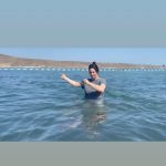 Yasemin Sakallıoğlu Instagram – Denizle olan asil ilişkim😂
