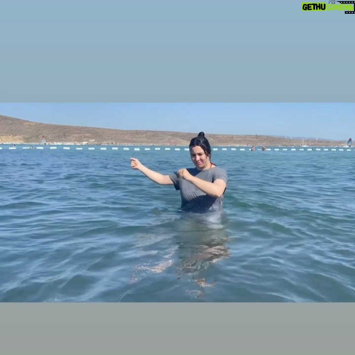 Yasemin Sakallıoğlu Instagram - Denizle olan asil ilişkim😂