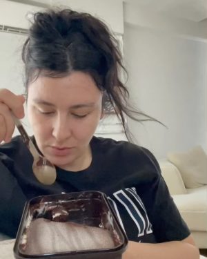 Yasemin Sakallıoğlu Instagram - Tatlı yerken muhakkak yapılan iç hesaplaşma😂
#challenge