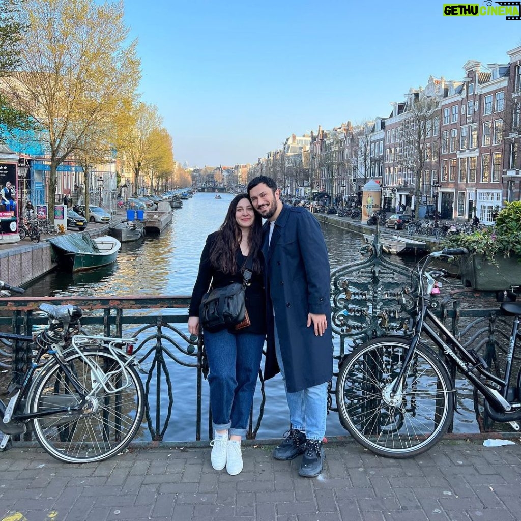 Yasemin Sakallıoğlu Instagram - Bazen yolda yürürken sadece ikimizin bilip güldüğü saçma şakalarımızı yapıyoruz. İşte sevgi tam da böyle bir şey benim için💗 Amsterdam