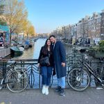 Yasemin Sakallıoğlu Instagram - Bazen yolda yürürken sadece ikimizin bilip güldüğü saçma şakalarımızı yapıyoruz. İşte sevgi tam da böyle bir şey benim için💗 Amsterdam