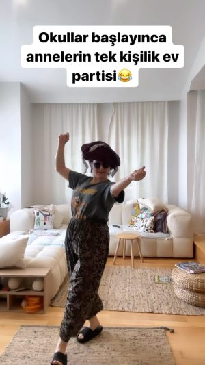 Yasemin Sakallıoğlu Instagram - 11 Eylül sabahı bu kim? 😂😂😂😂