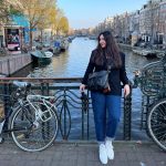 Yasemin Sakallıoğlu Instagram - Bazen yolda yürürken sadece ikimizin bilip güldüğü saçma şakalarımızı yapıyoruz. İşte sevgi tam da böyle bir şey benim için💗 Amsterdam