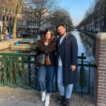 Yasemin Sakallıoğlu Instagram - Bazen yolda yürürken sadece ikimizin bilip güldüğü saçma şakalarımızı yapıyoruz. İşte sevgi tam da böyle bir şey benim için💗 Amsterdam