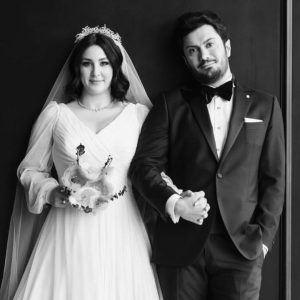 Yasemin Sakallıoğlu Instagram - Biz evleneli tam 1 yıl oldu💗
Kimse göründüğünden ibaret değildir. Bendeki tüm benden öte ve benden ziyadeleri tanıyıp sevdiğin, kendinde de ne kadar sen varsa tanıştırıp, sevdirdiğin için teşekkürü borç bilirim😂💗