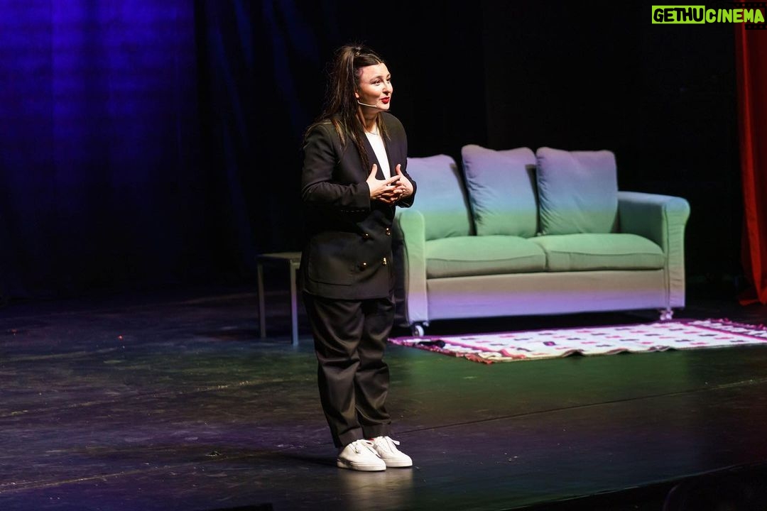 Yasemin Sakallıoğlu Instagram - Dün gece çok özel bir geceydi benim için. Bu senenin ilk gösterisiydi ve geliri köy okullarındaki çocuklara gidecekti. Beni dün gece yalnız bırakmayan bazı güzel insanlar var. En başta beni izlemekle kalmayıp, bana bu güzel anları hediye eden ve başından beri benden desteğini esirgemeyen güzel @hadise seni çok seviyorum. Ve onca yoğunluğun içinde gelenler @burcubiricik @ibrahimbuyukak @nurdan_buyukak @esraerol @edaerol3 @merveozbeyofficial @selincigerci @berkaysahinn @ozlemadasahin @deryaacikgoz @1mustafavuran Şu bir gerçek ki güzel şeyler güzel insanlarla yapılıyor. Hem bu şahane insanlara hem de dünyanın en samimi en içten seyircisine hayatım boyunca teşekkür edeceğim. İşime aşığım ve bu işi sizin gibi insanlarla yapmaya ba yı lı yo rum❤️🧿 eşime de aşığım @burakyirtar iyi ki varsın be karadut🌹 Bu sene daha çok gülecek, daha çok şehir , ülke gezecek daha çok sarılacak, daha çok seveceğiz❤️🧿