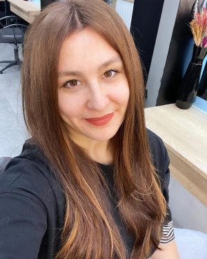 Yasemin Sakallıoğlu Instagram - Lütfen beğen hayat bahçesi.  Ben bu saç için çok bedel ödedim😂