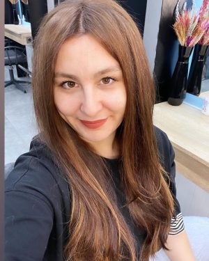 Yasemin Sakallıoğlu Instagram - Lütfen beğen hayat bahçesi.  Ben bu saç için çok bedel ödedim😂