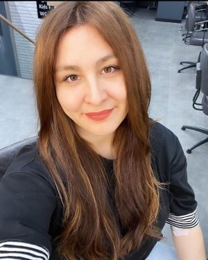 Yasemin Sakallıoğlu Instagram - Lütfen beğen hayat bahçesi.  Ben bu saç için çok bedel ödedim😂