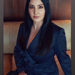 Yasemin Sakallıoğlu Instagram – Bir kadın bin yüz’dür benim için. Sola kaydırdığınızda içimdeki diğer kadınları göreceksiniz. @allmagazine dergisinde size şahane bir röportaj bıraktım. Hiç düşünmeden tek seferde cevapladığım o sorularla evinize konuk olmak istiyorum. Derginin kapağında da yazdığı gibi “En zoru kendimi aşmaktı” ❤️