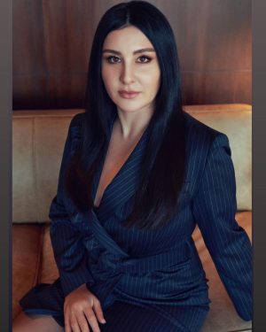 Yasemin Sakallıoğlu Instagram - Bir kadın bin yüz’dür benim için. Sola kaydırdığınızda içimdeki diğer kadınları göreceksiniz. @allmagazine dergisinde size şahane bir röportaj bıraktım. Hiç düşünmeden tek seferde cevapladığım o sorularla evinize konuk olmak istiyorum. Derginin kapağında da yazdığı gibi “En zoru kendimi aşmaktı” ❤️