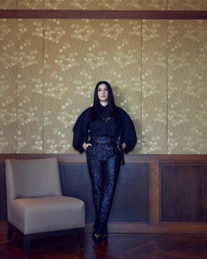 Yasemin Sakallıoğlu Instagram - Bir kadın bin yüz’dür benim için. Sola kaydırdığınızda içimdeki diğer kadınları göreceksiniz. @allmagazine dergisinde size şahane bir röportaj bıraktım. Hiç düşünmeden tek seferde cevapladığım o sorularla evinize konuk olmak istiyorum. Derginin kapağında da yazdığı gibi “En zoru kendimi aşmaktı” ❤️