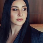 Yasemin Sakallıoğlu Instagram – Bir kadın bin yüz’dür benim için. Sola kaydırdığınızda içimdeki diğer kadınları göreceksiniz. @allmagazine dergisinde size şahane bir röportaj bıraktım. Hiç düşünmeden tek seferde cevapladığım o sorularla evinize konuk olmak istiyorum. Derginin kapağında da yazdığı gibi “En zoru kendimi aşmaktı” ❤️