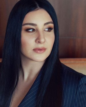 Yasemin Sakallıoğlu Instagram - Bir kadın bin yüz’dür benim için. Sola kaydırdığınızda içimdeki diğer kadınları göreceksiniz. @allmagazine dergisinde size şahane bir röportaj bıraktım. Hiç düşünmeden tek seferde cevapladığım o sorularla evinize konuk olmak istiyorum. Derginin kapağında da yazdığı gibi “En zoru kendimi aşmaktı” ❤️