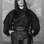 Yasemin Sakallıoğlu Instagram – Bir kadın bin yüz’dür benim için. Sola kaydırdığınızda içimdeki diğer kadınları göreceksiniz. @allmagazine dergisinde size şahane bir röportaj bıraktım. Hiç düşünmeden tek seferde cevapladığım o sorularla evinize konuk olmak istiyorum. Derginin kapağında da yazdığı gibi “En zoru kendimi aşmaktı” ❤️