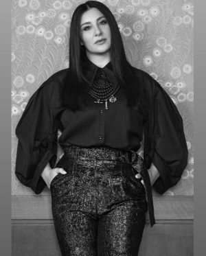 Yasemin Sakallıoğlu Instagram - Bir kadın bin yüz’dür benim için. Sola kaydırdığınızda içimdeki diğer kadınları göreceksiniz. @allmagazine dergisinde size şahane bir röportaj bıraktım. Hiç düşünmeden tek seferde cevapladığım o sorularla evinize konuk olmak istiyorum. Derginin kapağında da yazdığı gibi “En zoru kendimi aşmaktı” ❤️