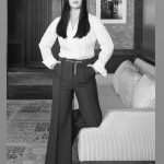 Yasemin Sakallıoğlu Instagram – Bir kadın bin yüz’dür benim için. Sola kaydırdığınızda içimdeki diğer kadınları göreceksiniz. @allmagazine dergisinde size şahane bir röportaj bıraktım. Hiç düşünmeden tek seferde cevapladığım o sorularla evinize konuk olmak istiyorum. Derginin kapağında da yazdığı gibi “En zoru kendimi aşmaktı” ❤️