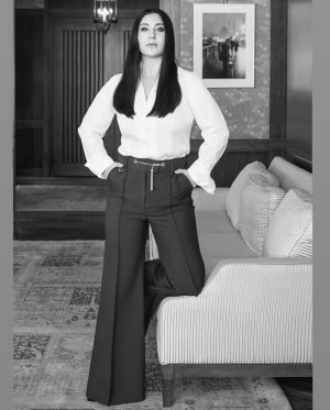 Yasemin Sakallıoğlu Instagram - Bir kadın bin yüz’dür benim için. Sola kaydırdığınızda içimdeki diğer kadınları göreceksiniz. @allmagazine dergisinde size şahane bir röportaj bıraktım. Hiç düşünmeden tek seferde cevapladığım o sorularla evinize konuk olmak istiyorum. Derginin kapağında da yazdığı gibi “En zoru kendimi aşmaktı” ❤️