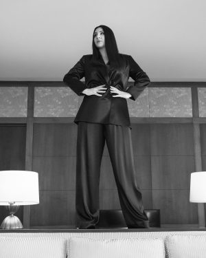 Yasemin Sakallıoğlu Instagram - Bir kadın bin yüz’dür benim için. Sola kaydırdığınızda içimdeki diğer kadınları göreceksiniz. @allmagazine dergisinde size şahane bir röportaj bıraktım. Hiç düşünmeden tek seferde cevapladığım o sorularla evinize konuk olmak istiyorum. Derginin kapağında da yazdığı gibi “En zoru kendimi aşmaktı” ❤️