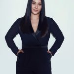 Yasemin Sakallıoğlu Instagram – Bir kadın bin yüz’dür benim için. Sola kaydırdığınızda içimdeki diğer kadınları göreceksiniz. @allmagazine dergisinde size şahane bir röportaj bıraktım. Hiç düşünmeden tek seferde cevapladığım o sorularla evinize konuk olmak istiyorum. Derginin kapağında da yazdığı gibi “En zoru kendimi aşmaktı” ❤️