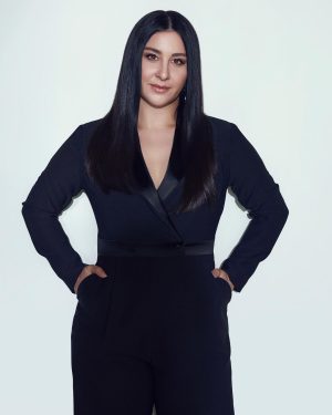 Yasemin Sakallıoğlu Instagram - Bir kadın bin yüz’dür benim için. Sola kaydırdığınızda içimdeki diğer kadınları göreceksiniz. @allmagazine dergisinde size şahane bir röportaj bıraktım. Hiç düşünmeden tek seferde cevapladığım o sorularla evinize konuk olmak istiyorum. Derginin kapağında da yazdığı gibi “En zoru kendimi aşmaktı” ❤️