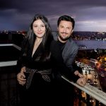 Yasemin Sakallıoğlu Instagram – İçime giydiğim korse tüm iç organlarımı birbirine yapıştırmamış gibi aşk içinde poz verelim bitanem😂