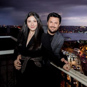 Yasemin Sakallıoğlu Instagram - İçime giydiğim korse tüm iç organlarımı birbirine yapıştırmamış gibi aşk içinde poz verelim bitanem😂
