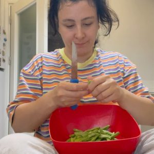 Yasemin Sakallıoğlu Instagram - Kadınların yemek yaparken hayatını sorguladığı o an😂