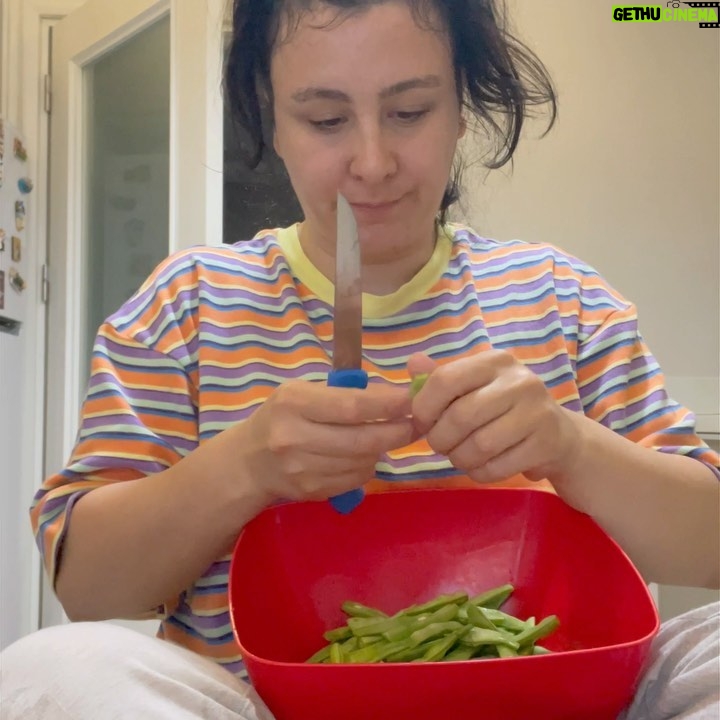 Yasemin Sakallıoğlu Instagram - Kadınların yemek yaparken hayatını sorguladığı o an😂