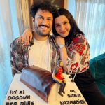 Yasemin Sakallıoğlu Instagram - En yakın, en best, en dip, en köşe arkadaşım doğdu. İyi ki doğdun canım eşim benim. Haydi pastaya geçelim😂