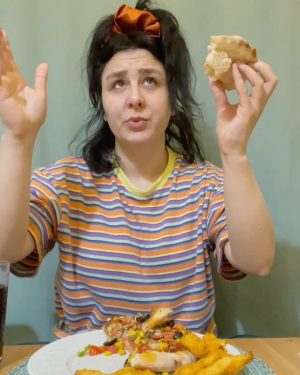 Yasemin Sakallıoğlu Instagram - Sofra duası😂 Her “amin” -3 kg 😂
#challenge
