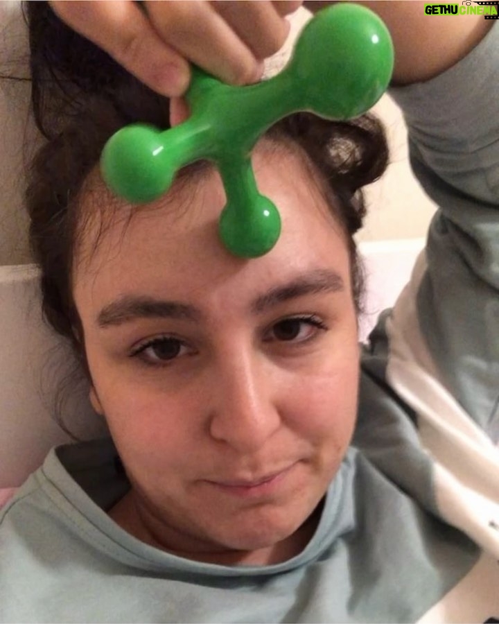 Yasemin Sakallıoğlu Instagram - En doğru arkadaş özellikleri bu videoda😂
