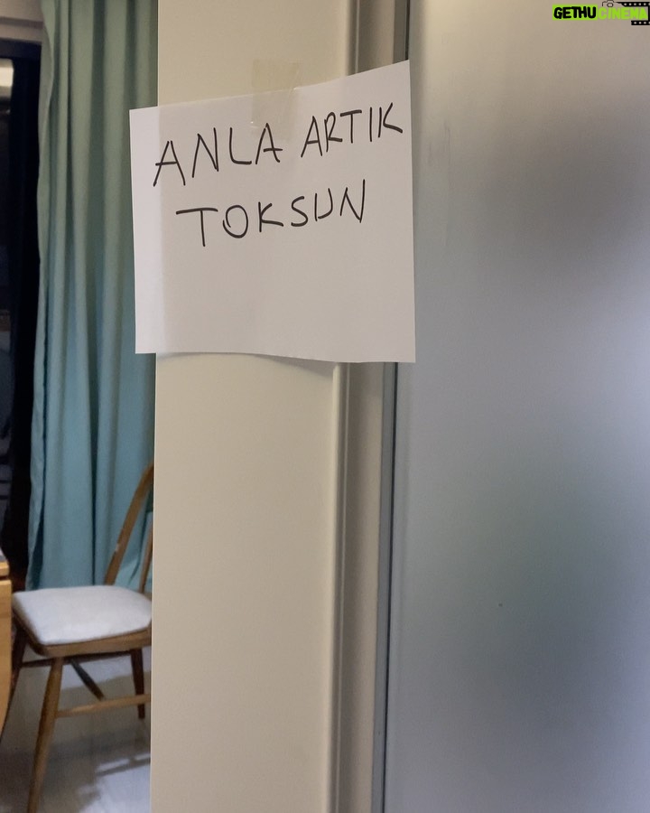 Yasemin Sakallıoğlu Instagram - Ev dile geldi😂