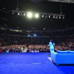 Yasemin Sakallıoğlu Instagram – Dün akşam kiminizin yaşıtı, kiminizin ablası, kiminizin kardeşi, evladıydım. Beni evinizden bildiniz ve kocaman bir eve doluştuk sizinle. Bize “biz” olmak kadar yakışan başka bir şey yok. Şimdi sırada başka hedefler var. Söz veriyorum her defasında daha çok çalışacak, daha çok kalabalıklaşacağız. Sırada neresi mi var? Haydi tahmin edin. Sizce bir kaç ay sonra nerede toplanırız? Sizce biz durur muyuz? Durmayız❤️
Yeni rekora çok az kaldı😂
Yamuk dişliniz siz ona inandıkça koşmaya devam edecek👊