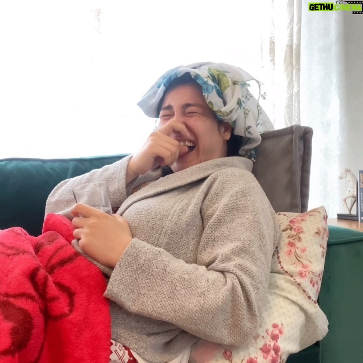 Yasemin Sakallıoğlu Instagram - Kamera arkası😂 Bazen tek seferde olmuyor😂😂