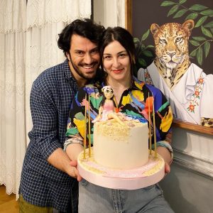 Yasemin Sakallıoğlu Instagram - Sevgili eşim beni nasıl tarif etmişse bana böyle bir pasta yapmışlar😂 Neyse pastadaki kadın ve ben iyi ki doğmuşuz😂
22 Nisan’da doğdum ama sürprizi anlamayayım diye bu gece kutlamış. Pastayı getirecek adamla da yanımda konuştu. Her şeyi o kadar belli etti ki anlamamam için komada olmam lazımdı😂