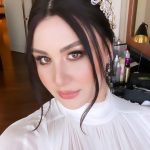 Yasemin Sakallıoğlu Instagram - Kiminle evlendiğin kadar o günü kimlerle planladığın da önemlidir. Şimdi size hayatımın en doğru kararlarını açıklıyorum😂💙 Makyaj👉 @serhatsenn Gelinlik 👉 @mervekaramanbridal Fotoğraf 👉 @click34photo @melihkahveci Saç 👉 @nesriincann Ve 4 günde bize harika bir organizasyon hazırlayan @serdaroozen Hepinizi kolye yapıp boynumda taşıyasım var💚
