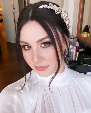 Yasemin Sakallıoğlu Instagram - Kiminle evlendiğin kadar o günü kimlerle planladığın da önemlidir. Şimdi size hayatımın en doğru kararlarını açıklıyorum😂💙
Makyaj👉 @serhatsenn 
Gelinlik 👉 @mervekaramanbridal 
Fotoğraf 👉 @click34photo @melihkahveci 
Saç 👉 @nesriincann 
Ve 4 günde bize harika bir organizasyon hazırlayan @serdaroozen 
Hepinizi kolye yapıp boynumda taşıyasım var💚