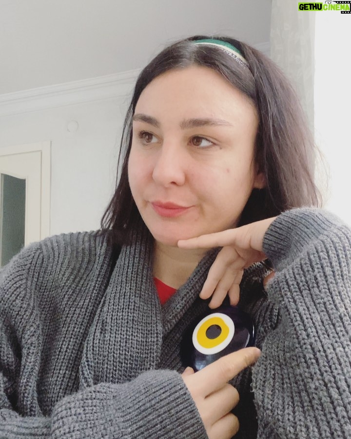 Yasemin Sakallıoğlu Instagram - Değeri bilinmeyenlerin videosu😂