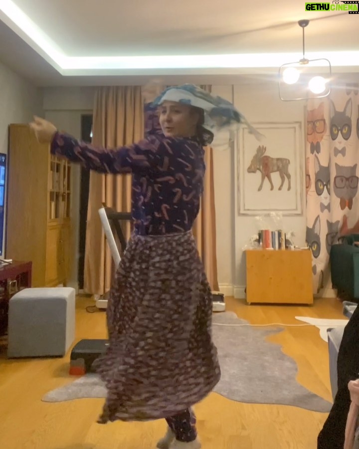 Yasemin Sakallıoğlu Instagram - Küs olduğu kocasına gönderme yapan kadın😂 #challenge