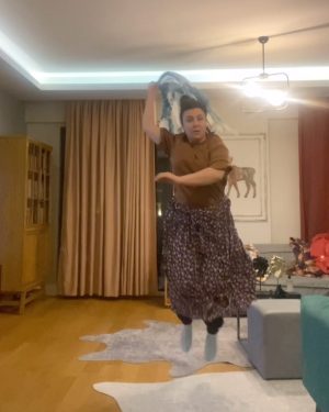 Yasemin Sakallıoğlu Instagram - Korona mutasyona uğradıkça ben😂
#challenge