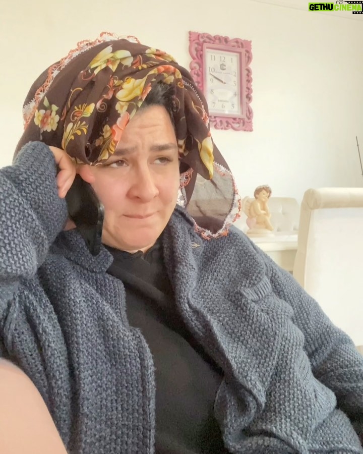 Yasemin Sakallıoğlu Instagram - Evlerde aşı sohbetleri😂