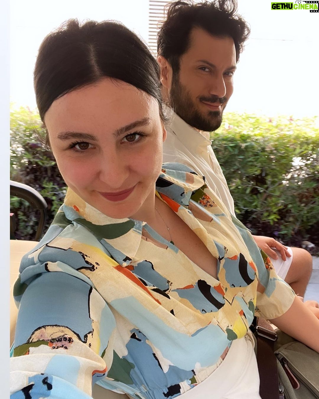 Yasemin Sakallıoğlu Instagram - Balayının en acı kısmı bitiyo olması🤦🏻♀️ Şimdi ne olacak bitanem? 😂😂😂