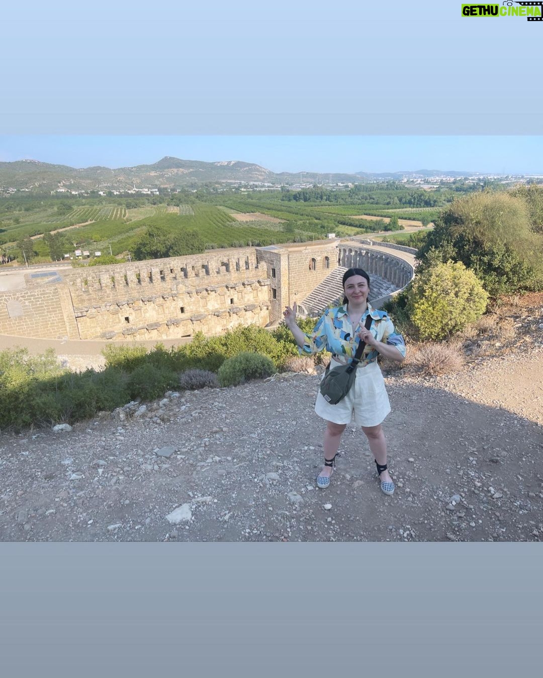 Yasemin Sakallıoğlu Instagram - Balayının en acı kısmı bitiyo olması🤦🏻♀️ Şimdi ne olacak bitanem? 😂😂😂